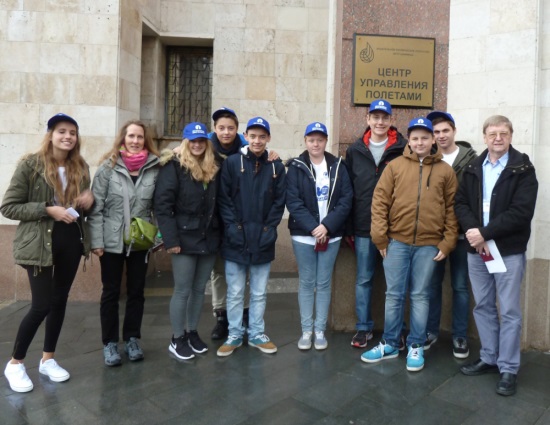 Unsere Gruppe vor dem Mission Control Center in Korolev